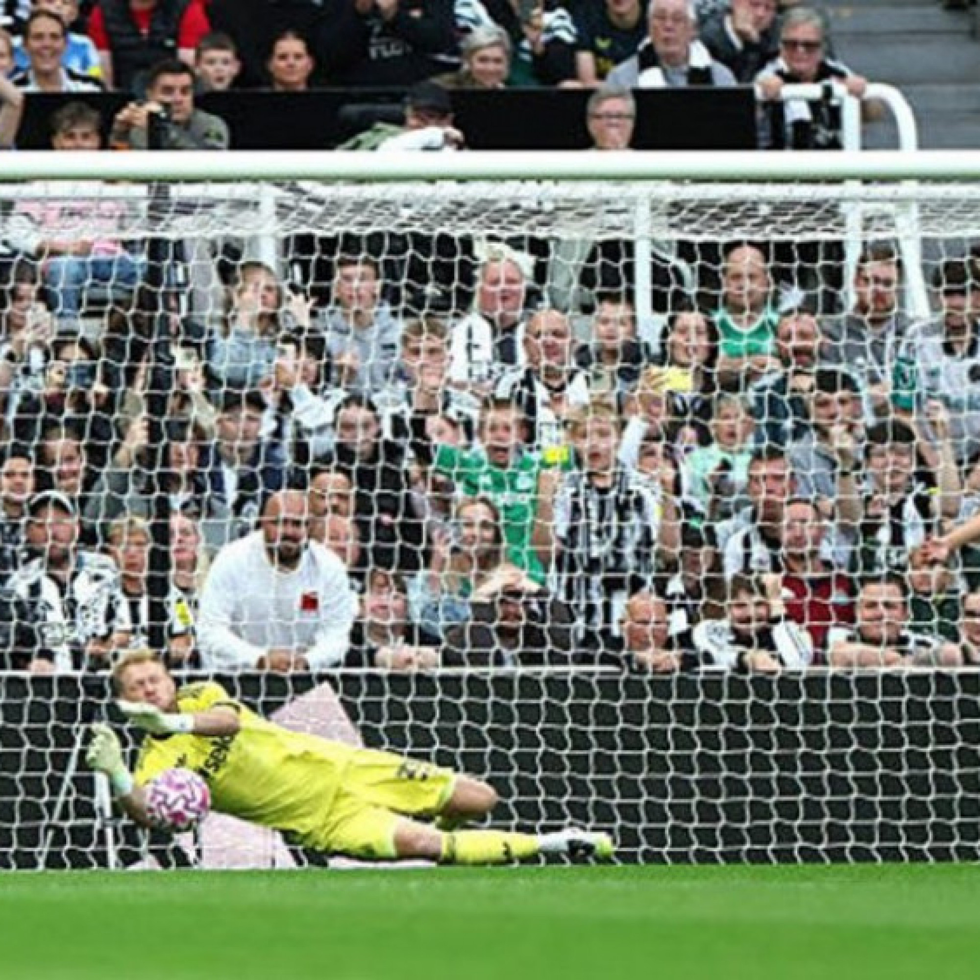  - Video bóng đá Newcastle - Espanyol: Siêu phẩm mở điểm, Ramsdale cản penalty (Giao hữu)