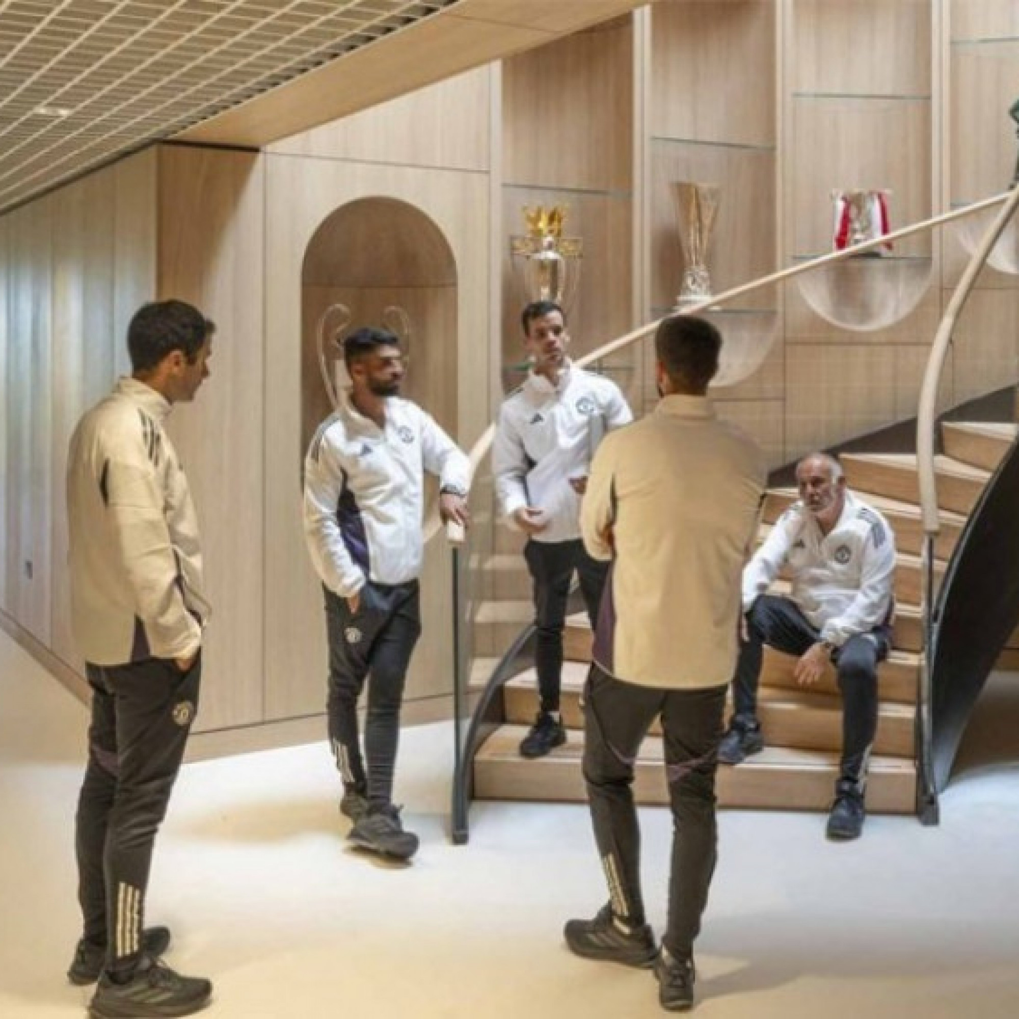 - MU đại tu Carrington ngốn 1763 tỷ đồng, tỷ phú Ratcliffe "nghe lời" Ronaldo