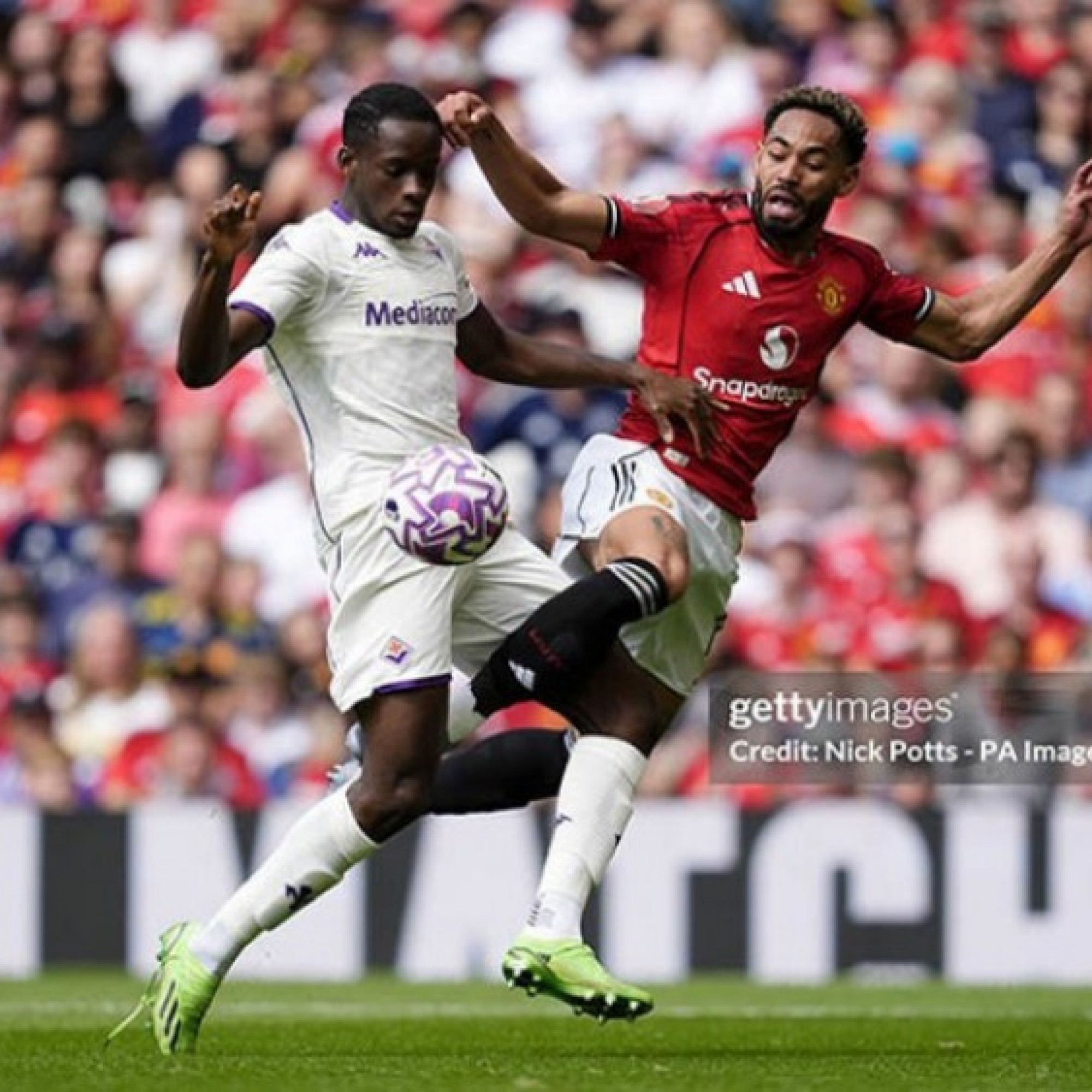  - MU so tài Fiorentina: "Bom tấn" Mbeumo - Matheus Cunha thi đấu ra sao?