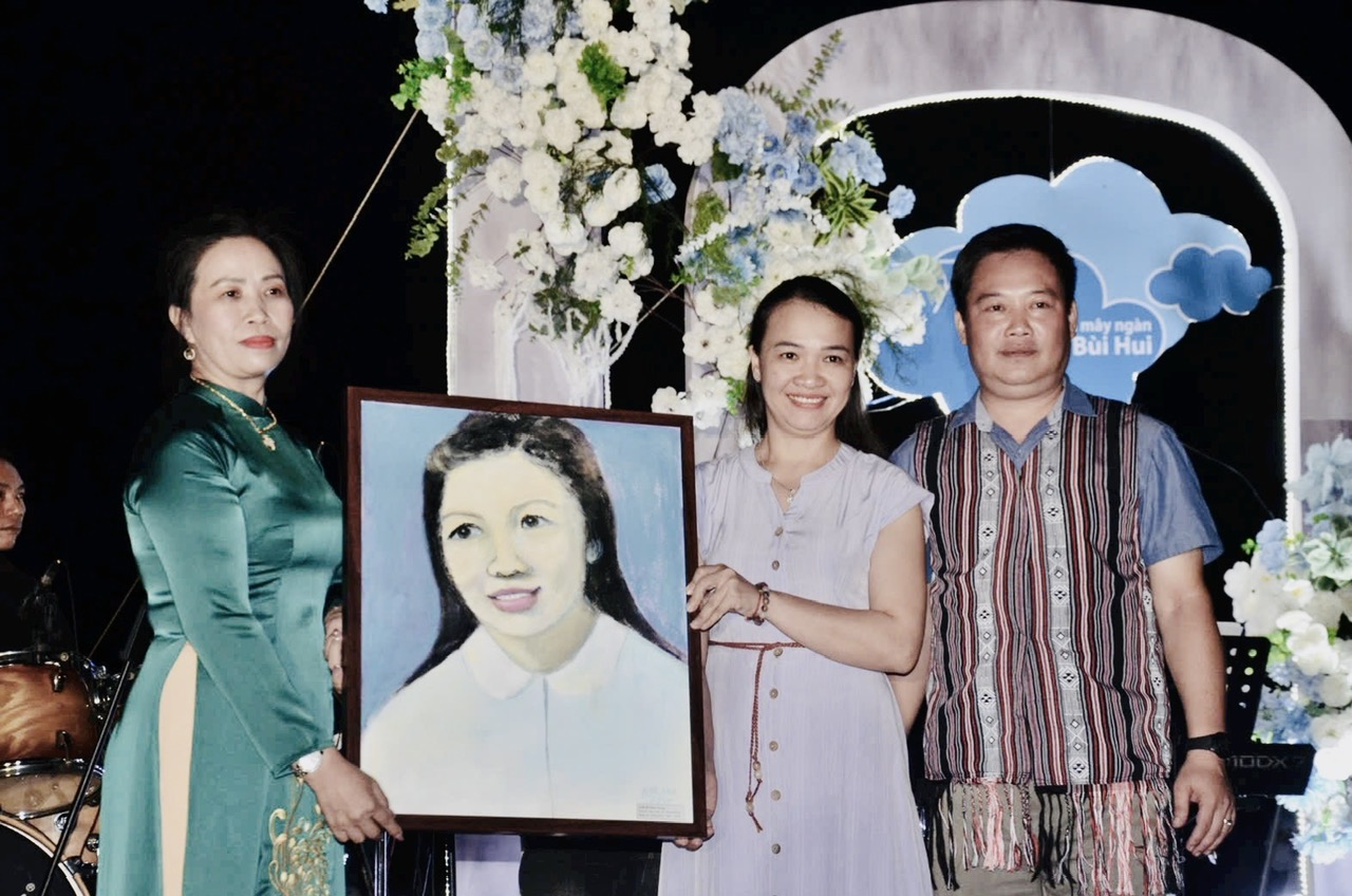 hang nghin du khach den voi ‘dem thao nguyen bui hui - cham vao may’ - 13