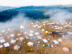  - Hàng nghìn du khách đến với ‘Đêm thảo nguyên Bùi Hui - Chạm vào mây’