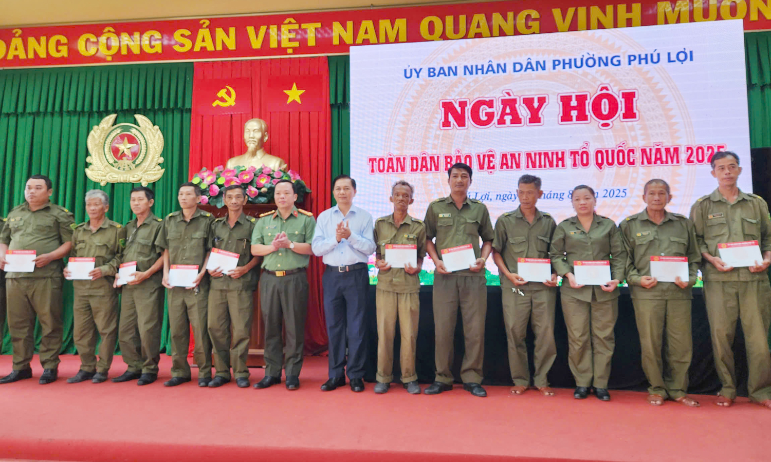 Chủ tịch TP Cần Thơ dự hội nghị “Ngày hội toàn dân bảo vệ ANTQ” tại phường Phú Lợi - 2