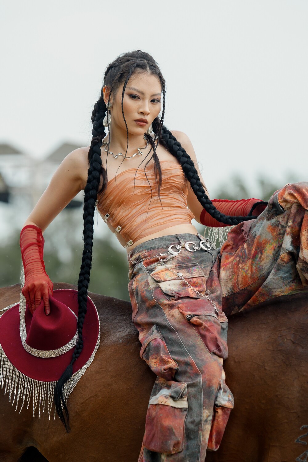 Top 15 Vietnam’s Next Top Model 2025 chật vật chụp hình với ngựa, 1 thí sinh ra về - 2