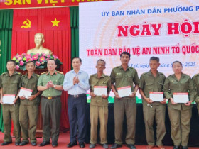  - Chủ tịch TP Cần Thơ dự hội nghị “Ngày hội toàn dân bảo vệ ANTQ” tại phường Phú Lợi