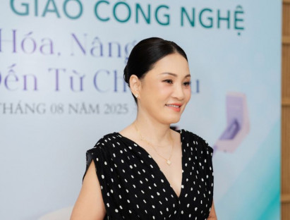 Vẻ đẹp vượt thời gian của nghệ sĩ Hồng Đào ở tuổi 63