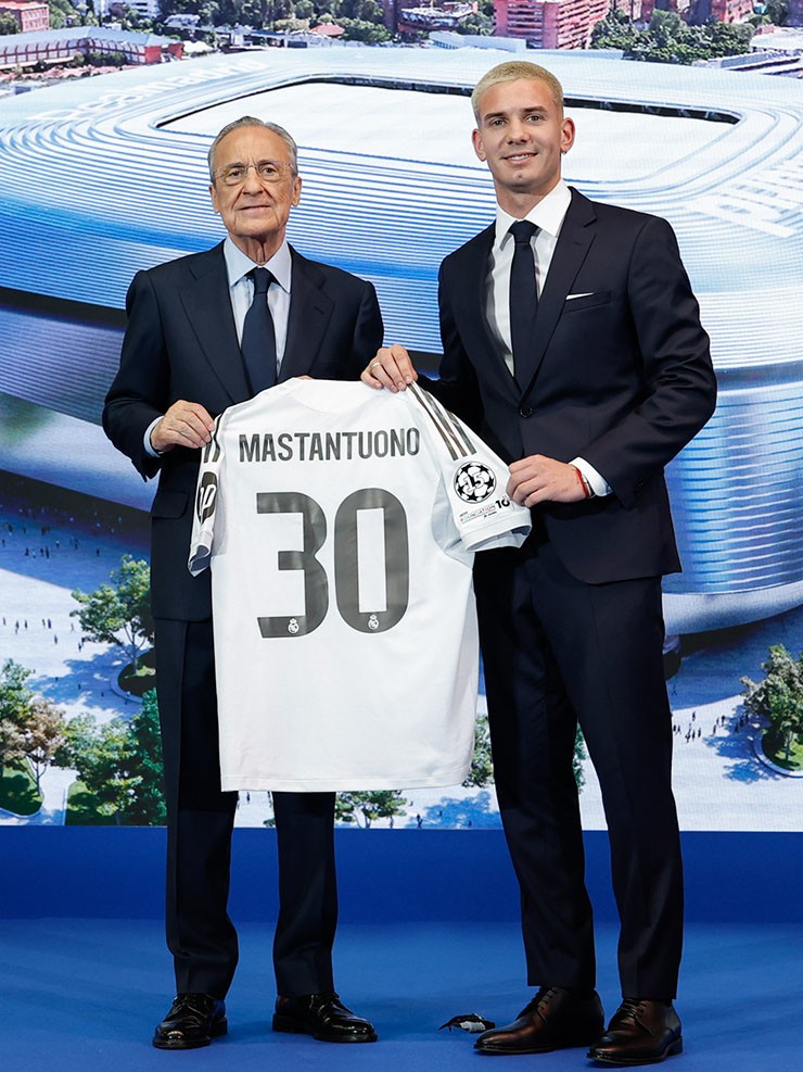 Real Madrid ra mắt tân binh Mastantuono: "Fan cuồng Messi" nhận số áo lạ - 1
