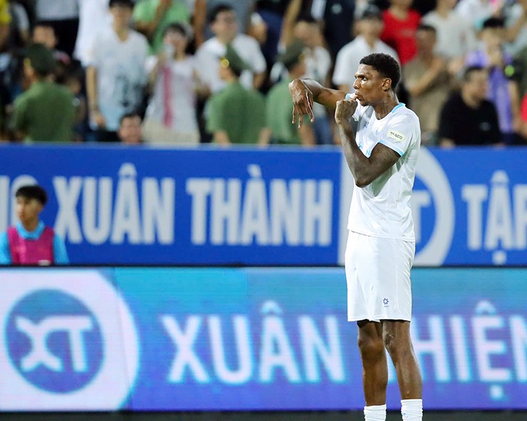 “Cầu thủ cao nhất thế giới” đặt mục tiêu lịch sử với CLB Nam Định tại V-League - 2