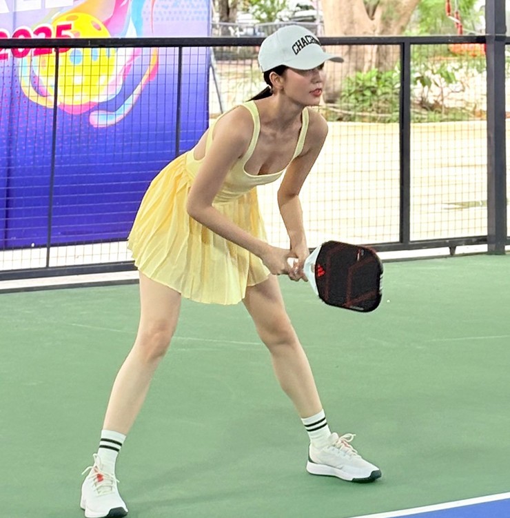 Ngọc Trinh khoe dáng nuột nà chơi pickleball, hot-girl Moon Võ dự giải quốc tế - 1