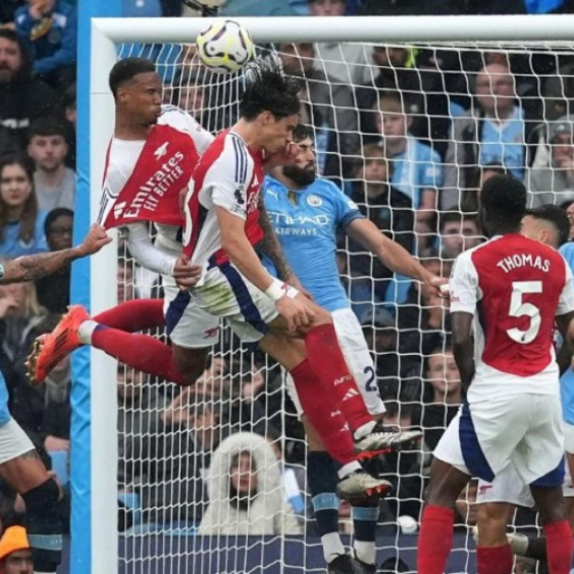 - Ngoại hạng Anh mạnh tay với "nghệ thuật hắc ám", Arsenal có bị ảnh hưởng?
