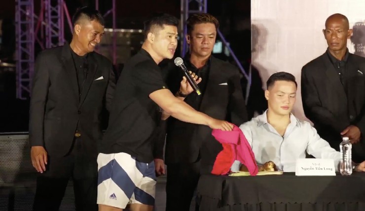 MMA 2 đấu 2 cực nóng: Ngọc Thức tặng đối thủ váy, nói "chấp cả 2 chân, 2 tay" - 1