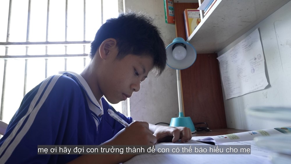 Mái ấm gia đình Việt: Giọt nước mắt trong bữa tiệc sinh nhật đặc biệt của người mẹ khiếm thị - 1
