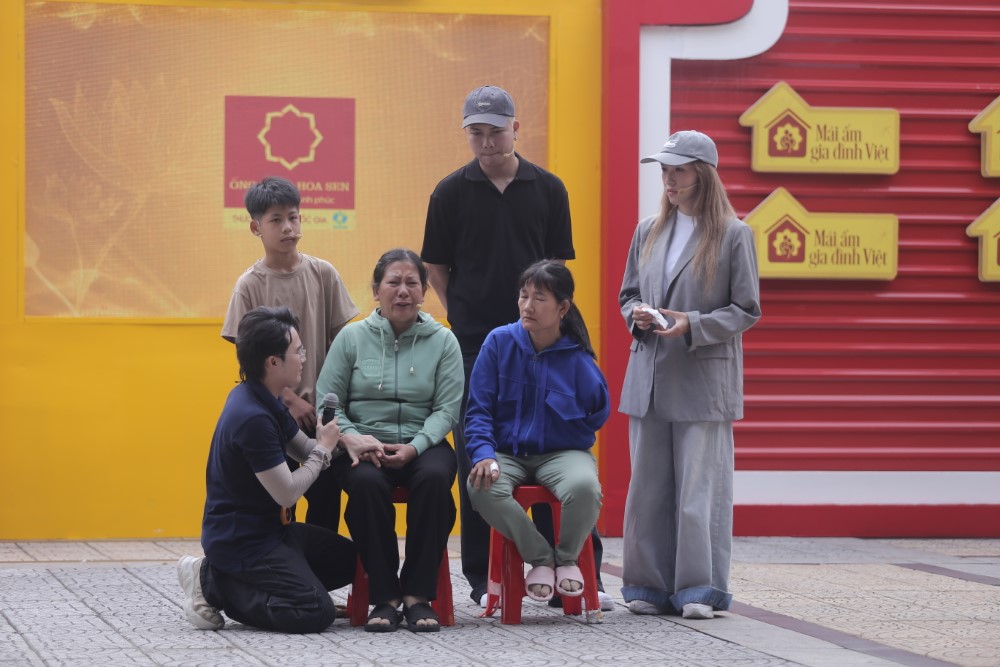Mái ấm gia đình Việt: Giọt nước mắt trong bữa tiệc sinh nhật đặc biệt của người mẹ khiếm thị - 2