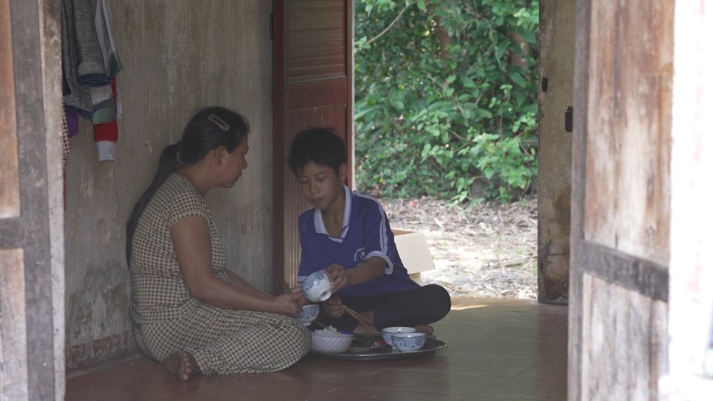 Mái ấm gia đình Việt: Giọt nước mắt trong bữa tiệc sinh nhật đặc biệt của người mẹ khiếm thị - 3