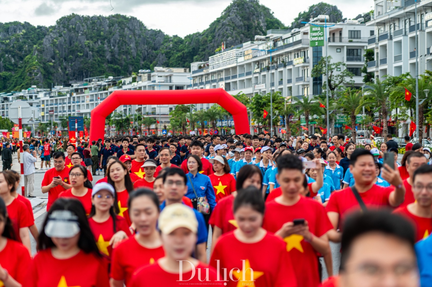 hon 30.000 nguoi quang ninh tham gia su kien “cung viet nam tien buoc” - 1