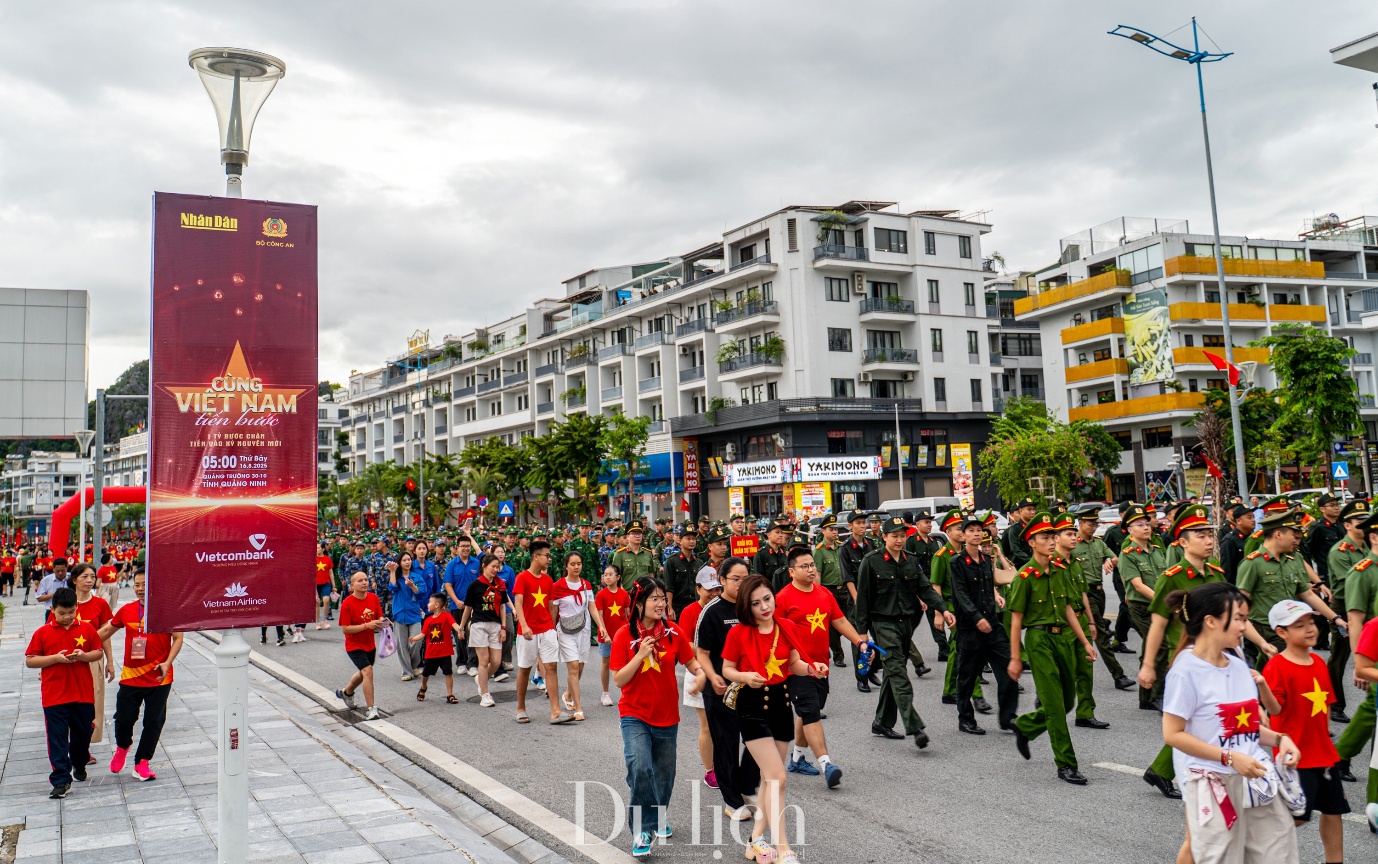 hon 30.000 nguoi quang ninh tham gia su kien “cung viet nam tien buoc” - 5
