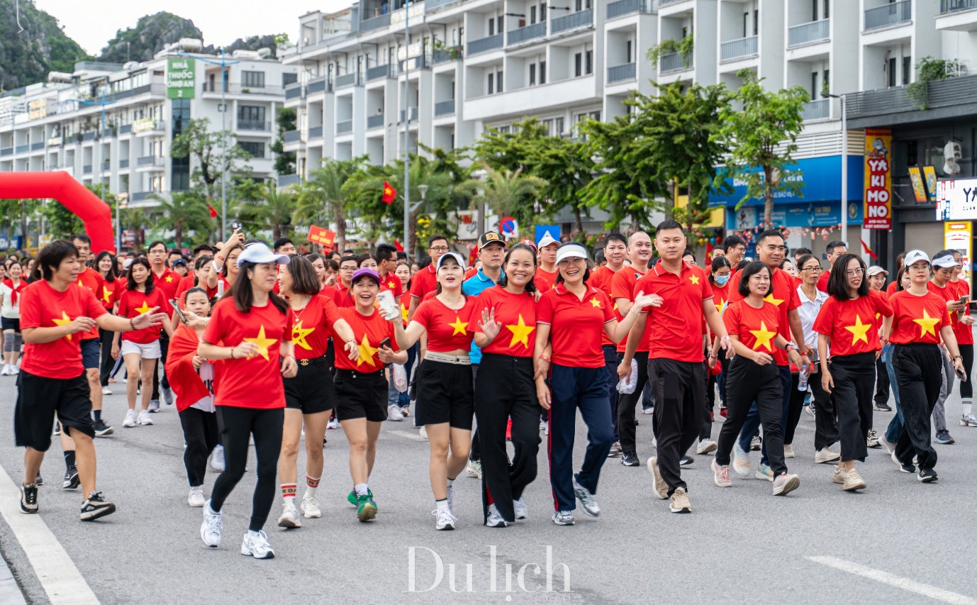 hon 30.000 nguoi quang ninh tham gia su kien “cung viet nam tien buoc” - 7