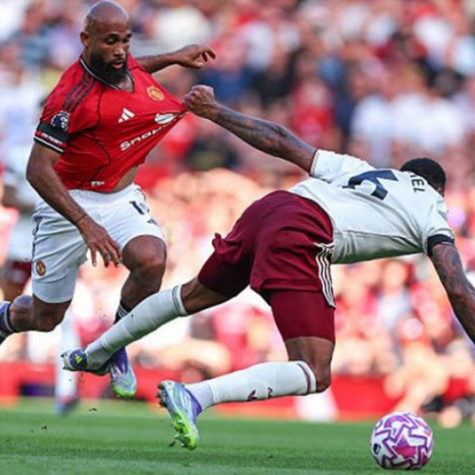  - MU áp đảo Arsenal nhiều thông số, có đúng kiểu "bố đá với con”?