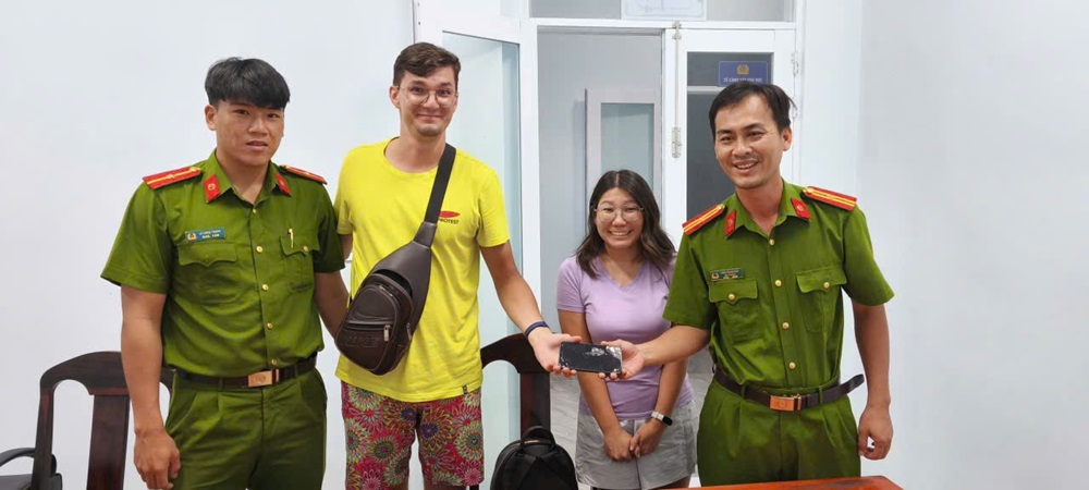 Công an hỗ trợ tìm lại điện thoại bị đánh rơi cho du khách Nga - 1
