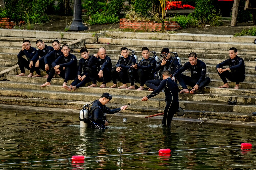 Ngô Kiến Huy, Liên Bỉnh Phát băng rừng, lội suối để giải cứu nạn nhân trong đêm mưa kinh hoàng - 1