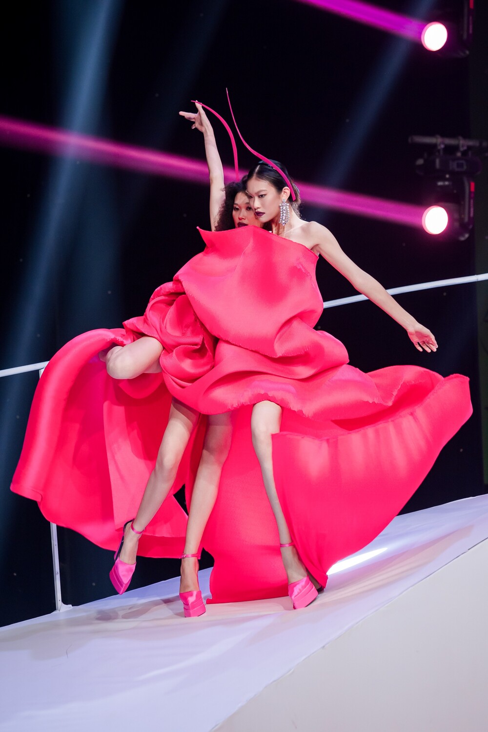 Vietnam’s Next Top Model 2025: Runway hiểm hóc, thí sinh ngã nhào, 2 gương mặt phải rời cuộc chơi - 3