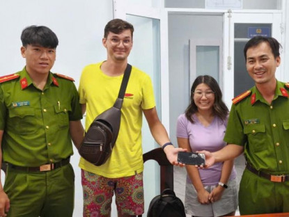  - Công an hỗ trợ tìm lại điện thoại bị đánh rơi cho du khách Nga