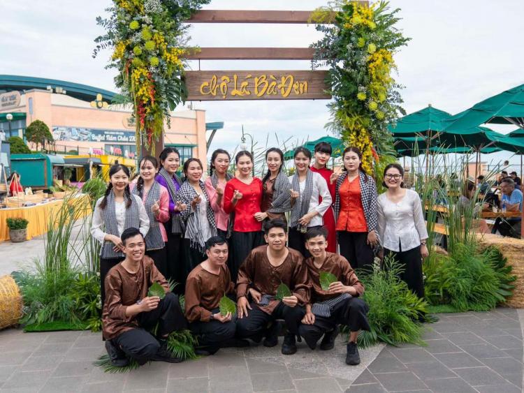 Phiên chợ lá trên đỉnh núi với quy mô lớn nhất Việt Nam