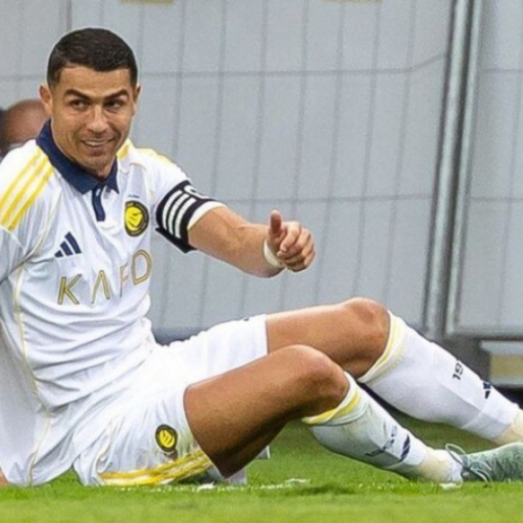  - Tin mới nhất bóng đá sáng 19/8: Ronaldo bị tố kiêu ngạo, sút bóng vào cổ động viên