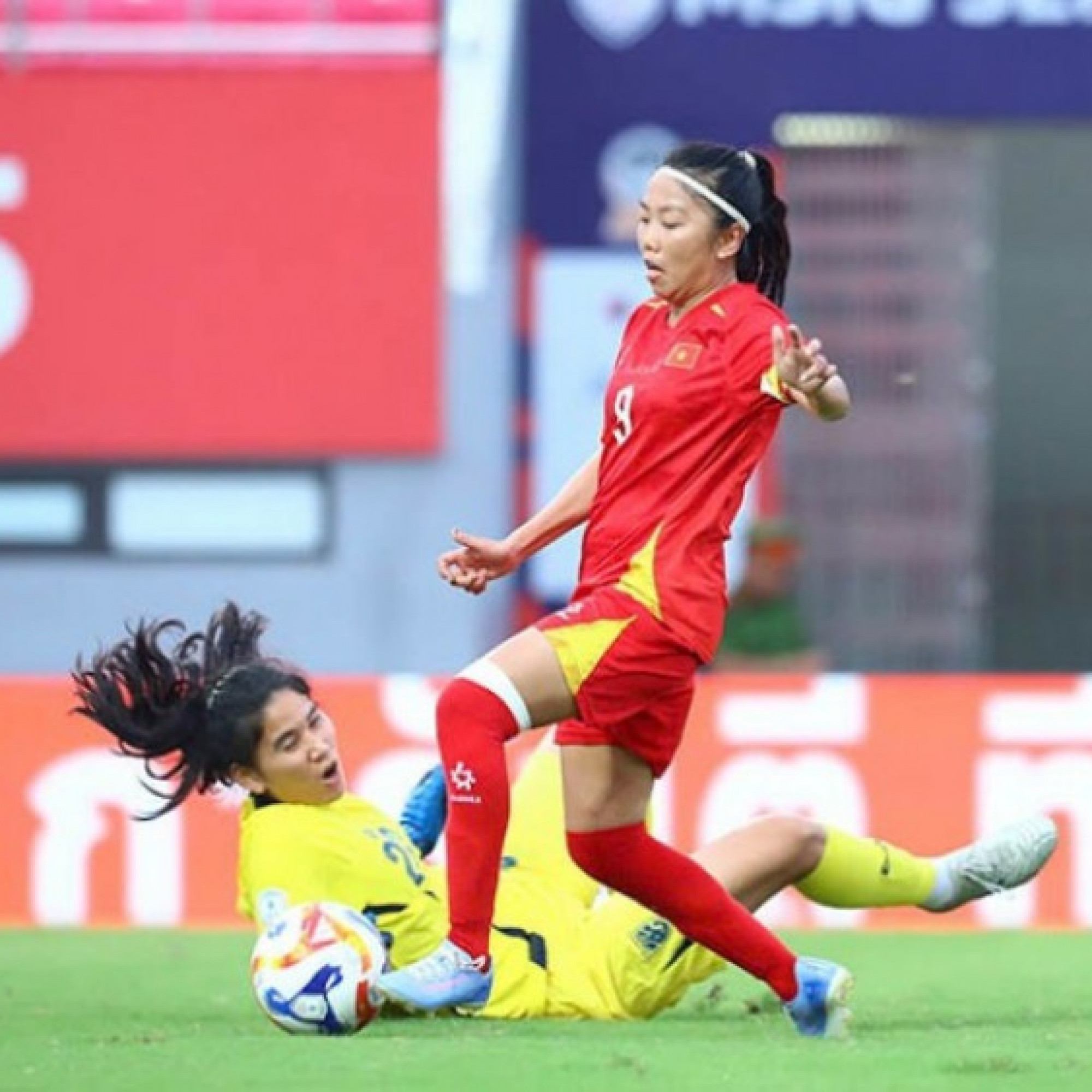  - Video bóng đá ĐT nữ Việt Nam - Thái Lan: Huỳnh Như - Hải Yến tỏa sáng (ASEAN Cup)