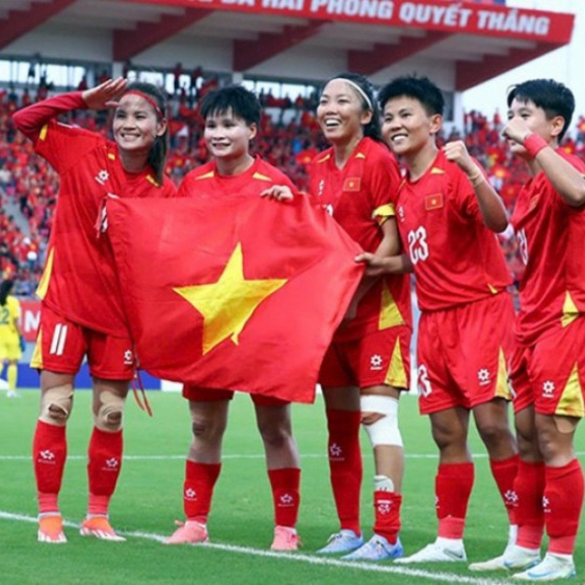  - HLV Mai Đức Chung tự hào khi ĐT nữ Việt Nam hạ Thái Lan 2 lần trong 1 tuần
