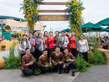  - Phiên chợ lá trên đỉnh núi với quy mô lớn nhất Việt Nam