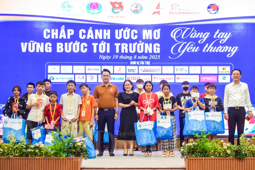‘Vòng tay yêu thương’ tiếp sức 3.000 trẻ em khó khăn trước thềm năm học mới - 4