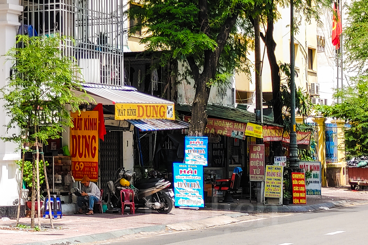 Phường Xuân Hòa có con phố chuyên phục vụ ‘cửa sổ tâm hồn’ - 6