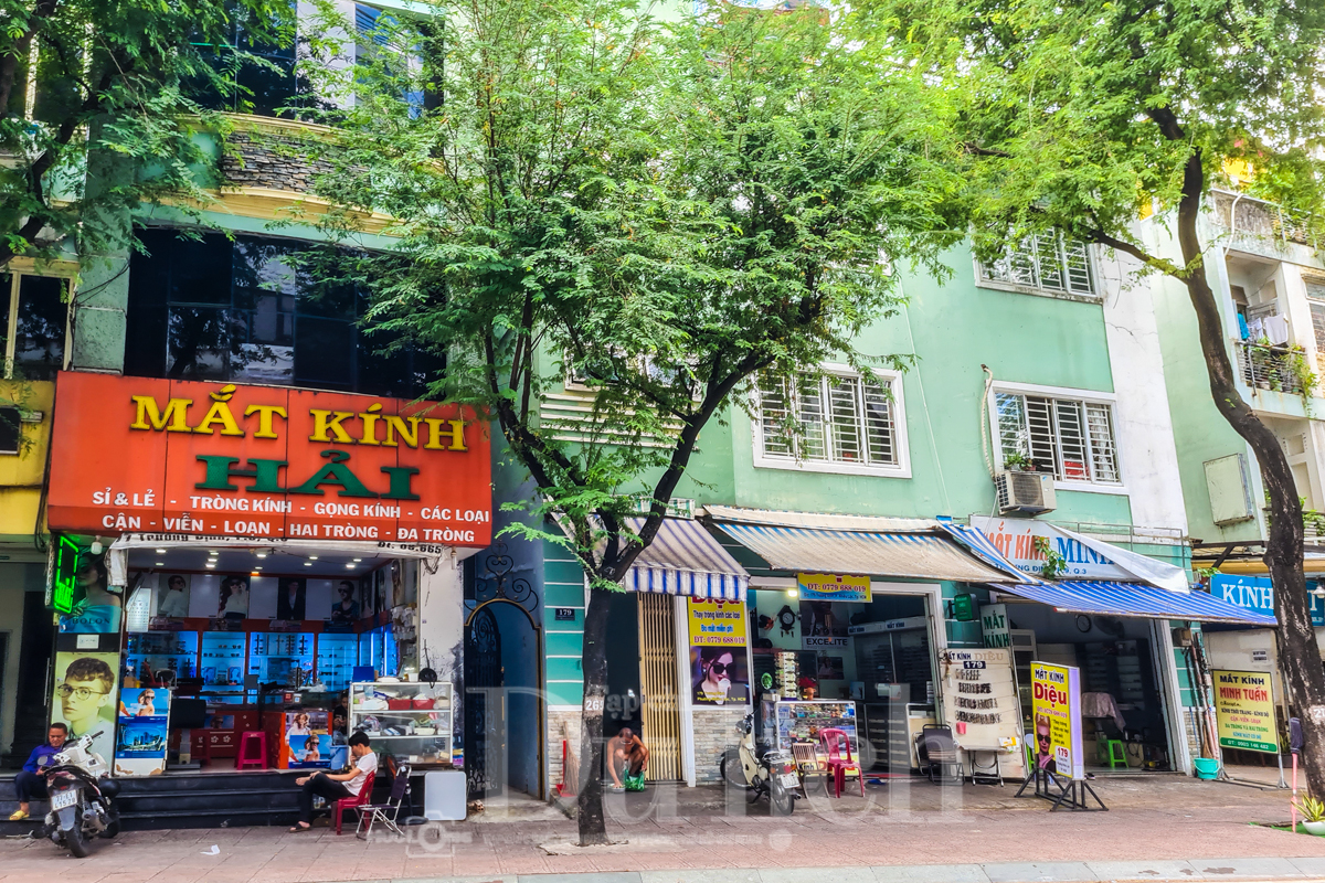 Phường Xuân Hòa có con phố chuyên phục vụ ‘cửa sổ tâm hồn’ - 10