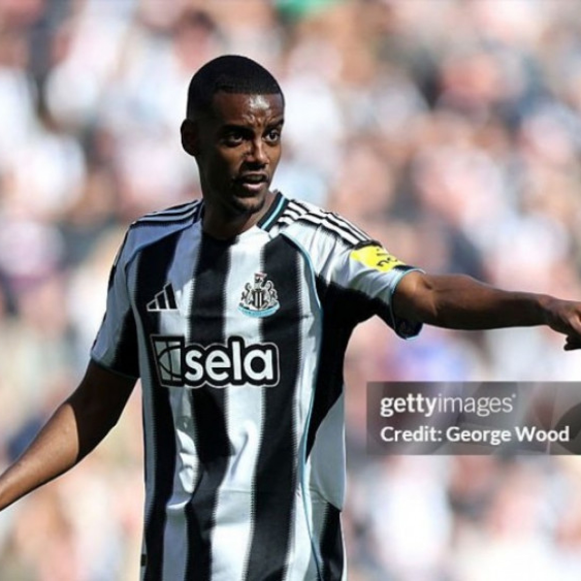  - Isak tố Newcastle "lật lọng", CLB lập tức đáp trả