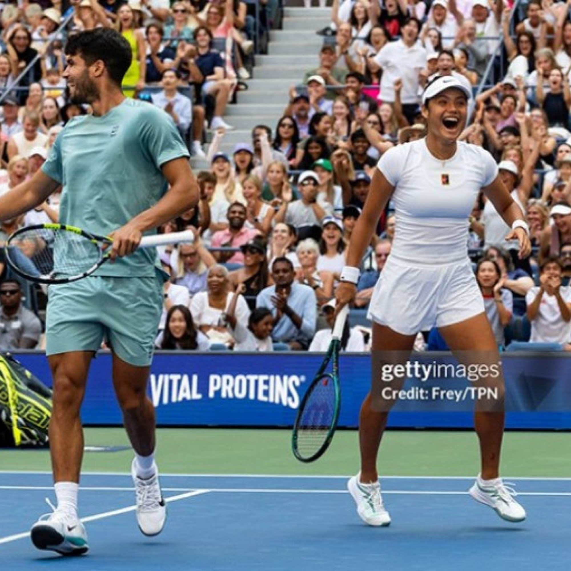  - Alcaraz ghi điểm tennis không tưởng, Raducanu "há hốc mồm" kinh ngạc