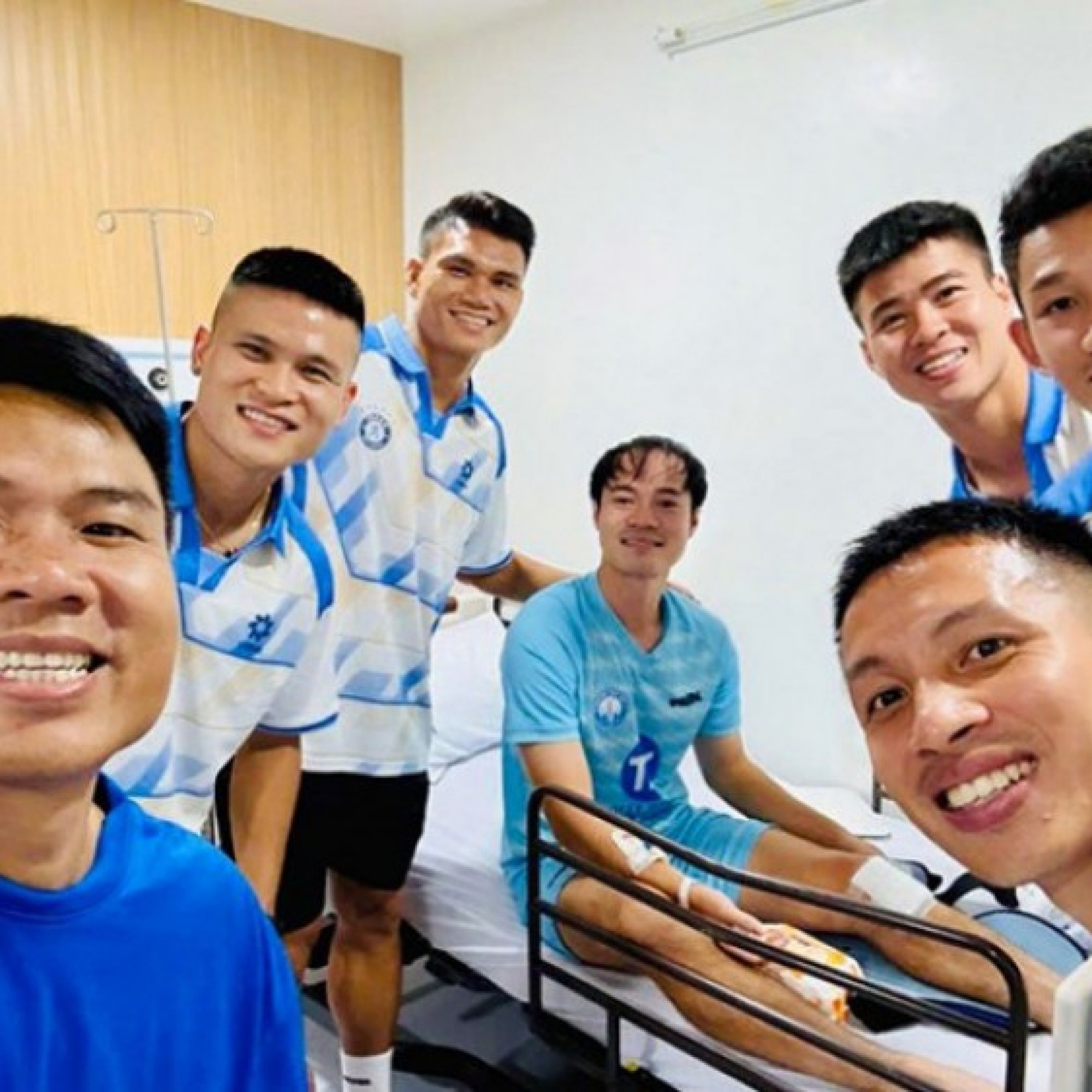  - Chủ tịch Văn Toàn nhắn “người thương” khi xuất viện, vợ Duy Mạnh mời kem miễn phí dịp A80