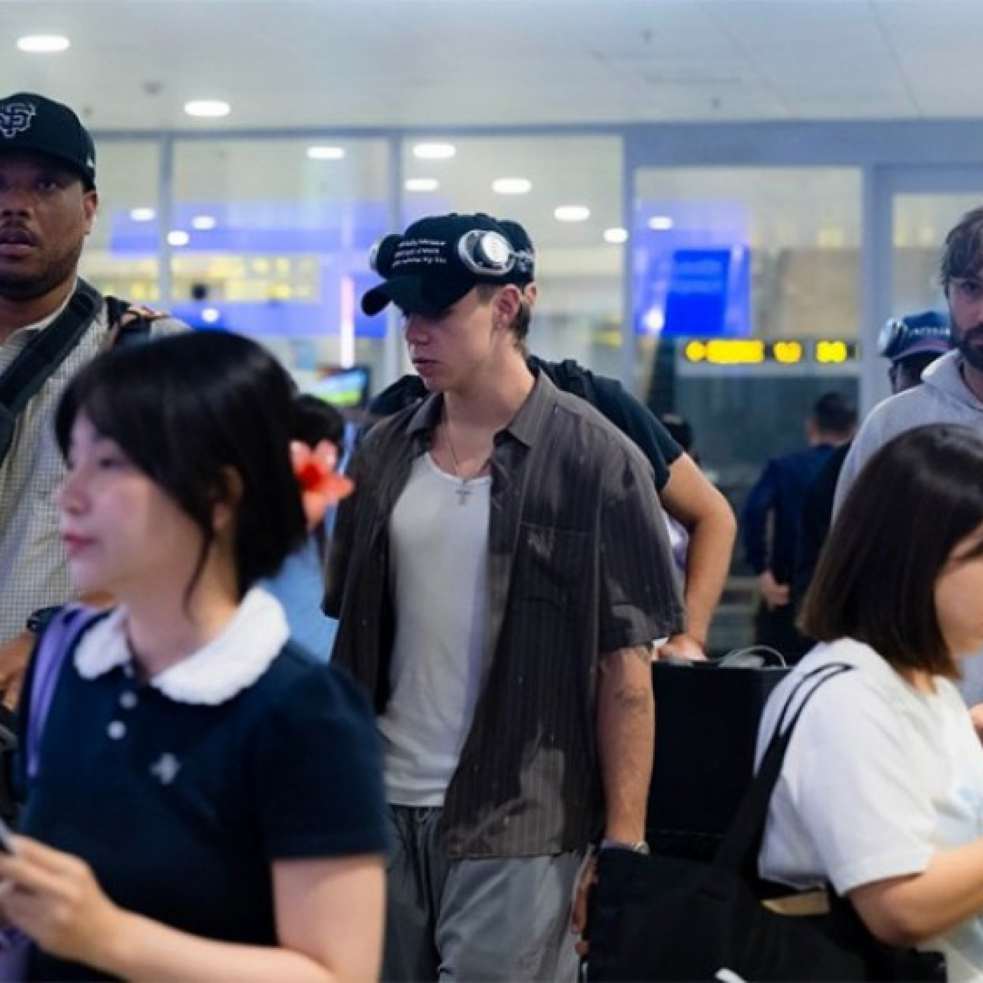 The Kid LAROI đến Việt Nam trong đêm, dân mạng rần rần 