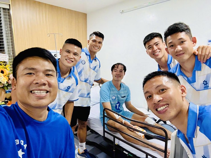 Chủ tịch Văn Toàn nhắn “người thương” khi xuất viện, vợ Duy Mạnh mời kem miễn phí dịp A80 - 2