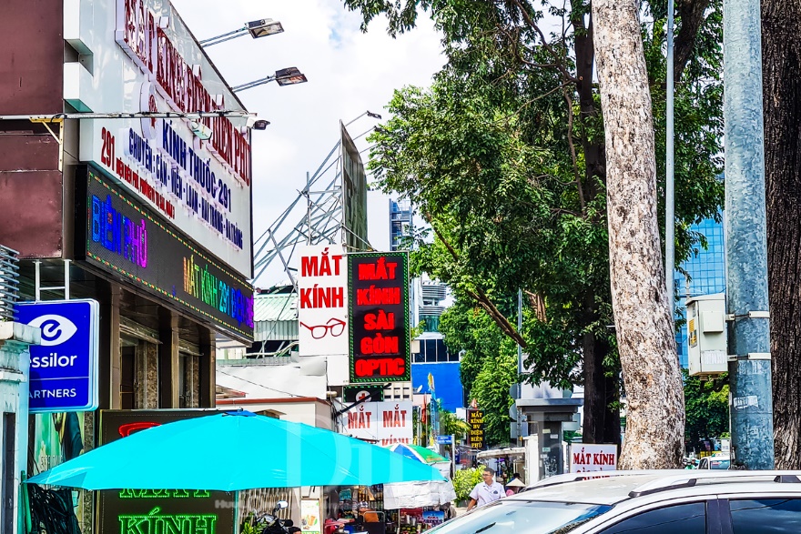 Phường Xuân Hòa có con phố chuyên phục vụ ‘cửa sổ tâm hồn’ - 12