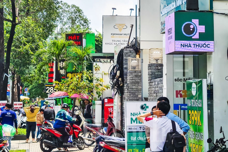 Phường Xuân Hòa có con phố chuyên phục vụ ‘cửa sổ tâm hồn’ - 13