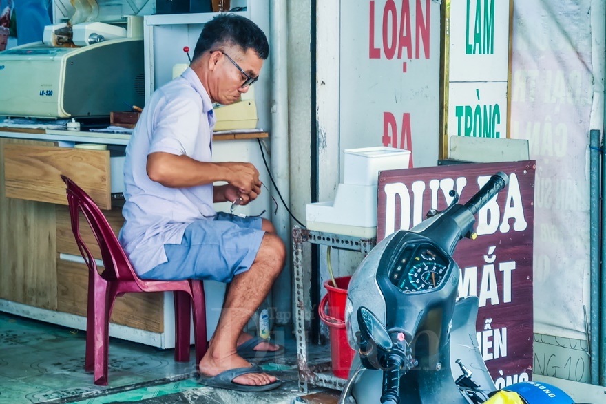 Phường Xuân Hòa có con phố chuyên phục vụ ‘cửa sổ tâm hồn’ - 7