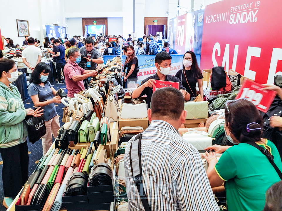 TP.HCM mở 'cung đường mua sắm dưới lòng đất', hàng hiệu giảm giá đến 80% - 1