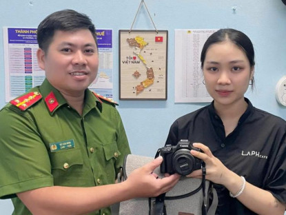  - Trao trả chiếc máy ảnh cho người đánh rơi
