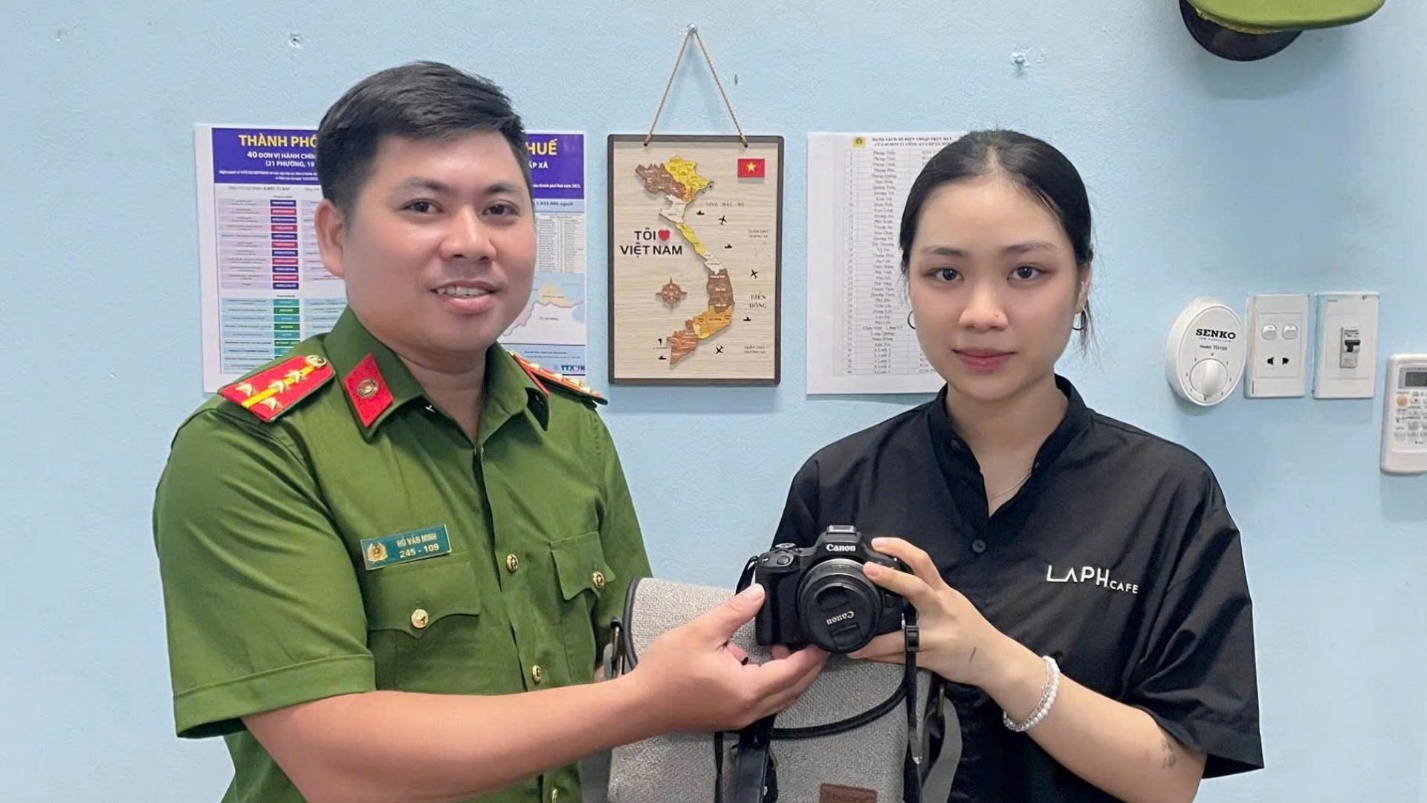 Trao trả chiếc máy ảnh cho người đánh rơi - 2