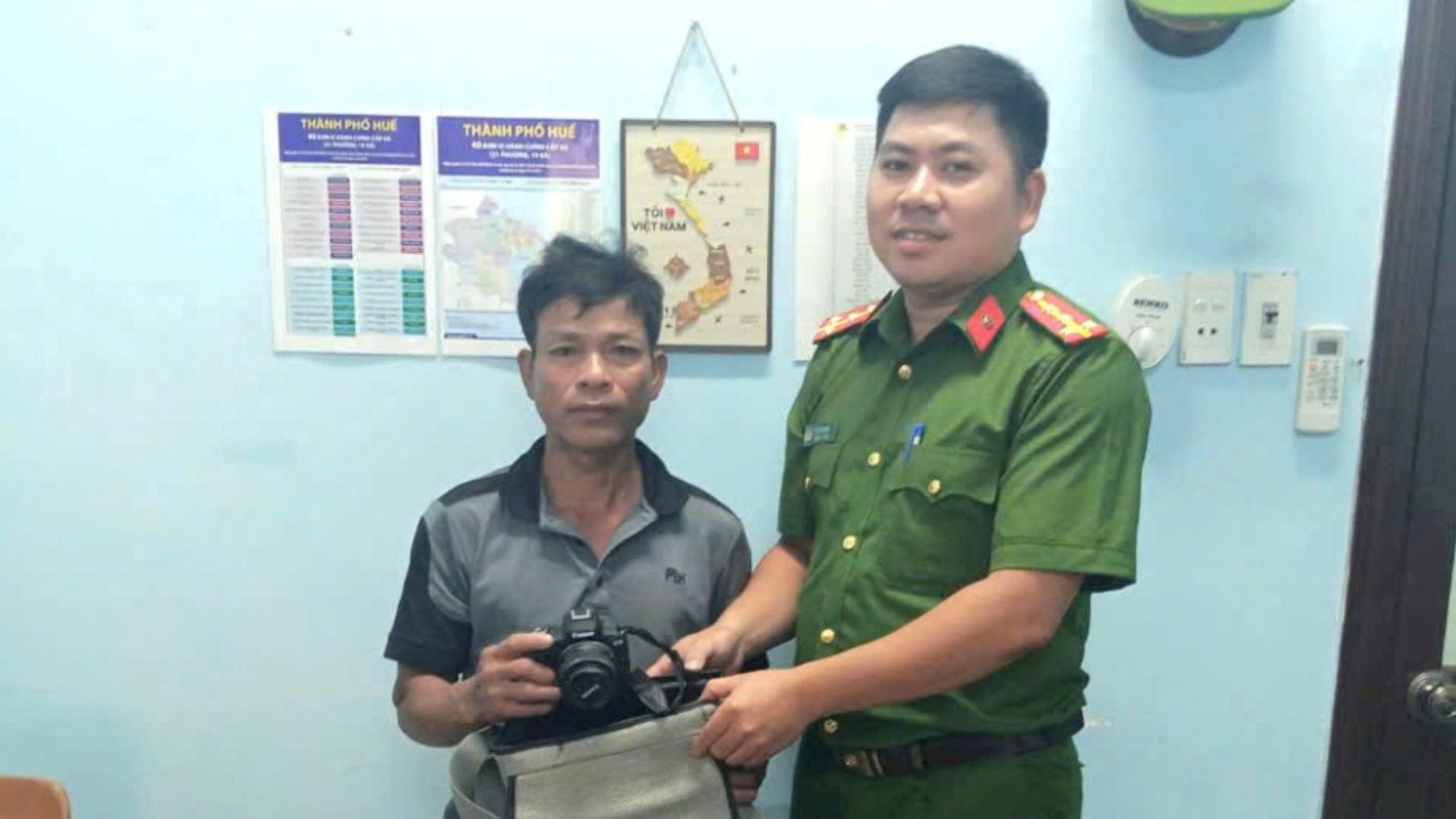 Trao trả chiếc máy ảnh cho người đánh rơi - 1