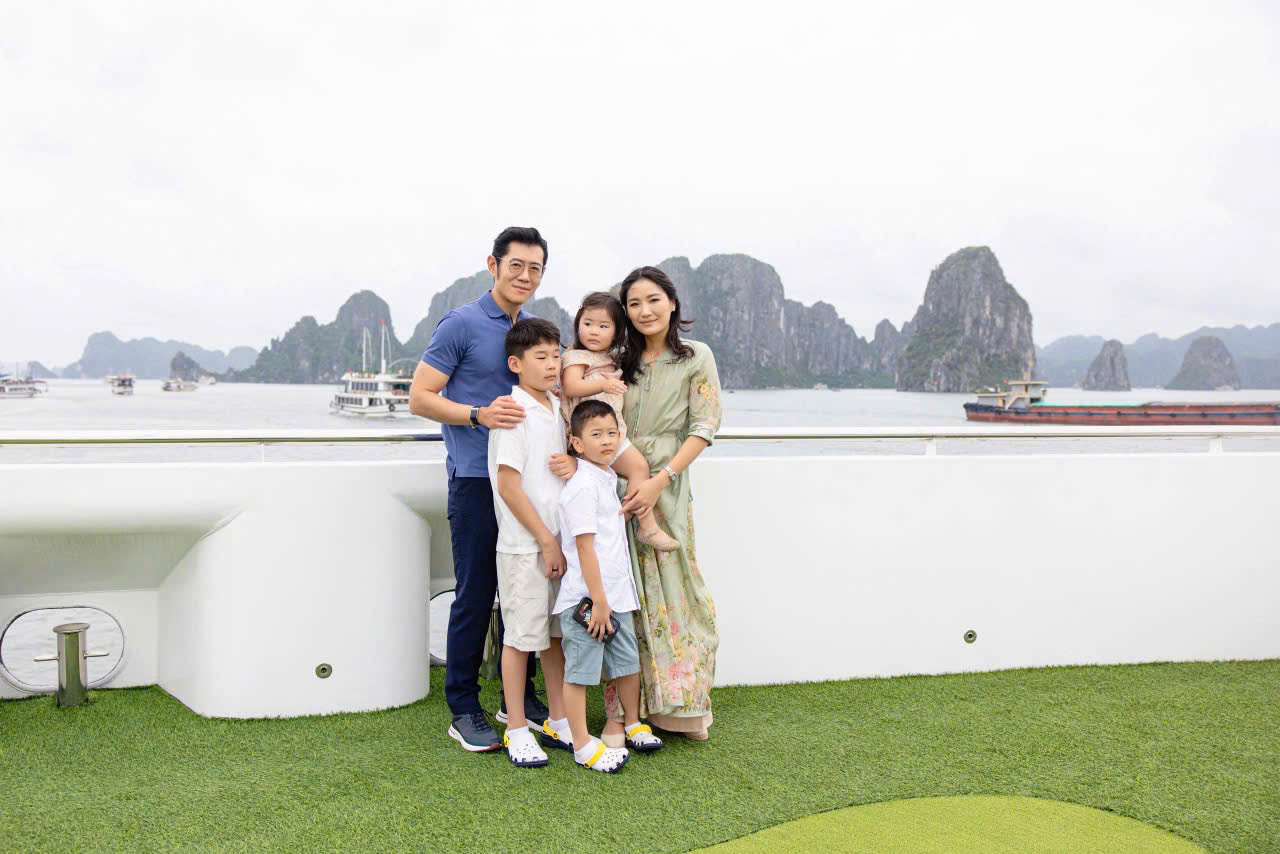 quoc vuong dat nuoc hanh phuc nhat the gioi den vinh ha long chup anh cung vo con - 4