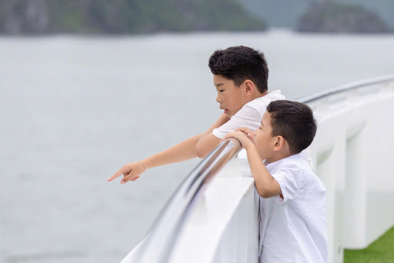 quoc vuong dat nuoc hanh phuc nhat the gioi den vinh ha long chup anh cung vo con - 6
