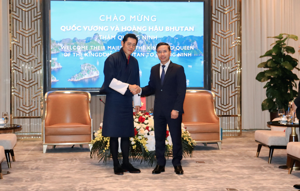 quoc vuong dat nuoc hanh phuc nhat the gioi den vinh ha long chup anh cung vo con - 8