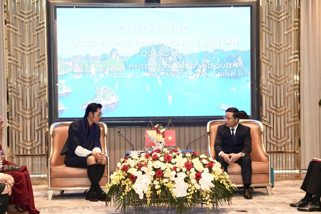 quoc vuong dat nuoc hanh phuc nhat the gioi den vinh ha long chup anh cung vo con - 9