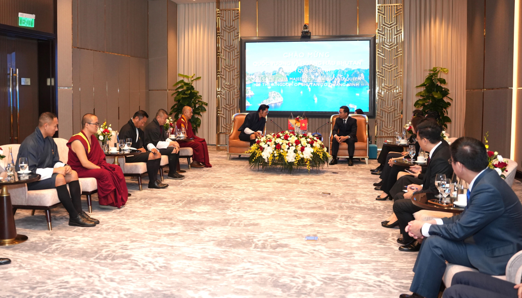 quoc vuong dat nuoc hanh phuc nhat the gioi den vinh ha long chup anh cung vo con - 10